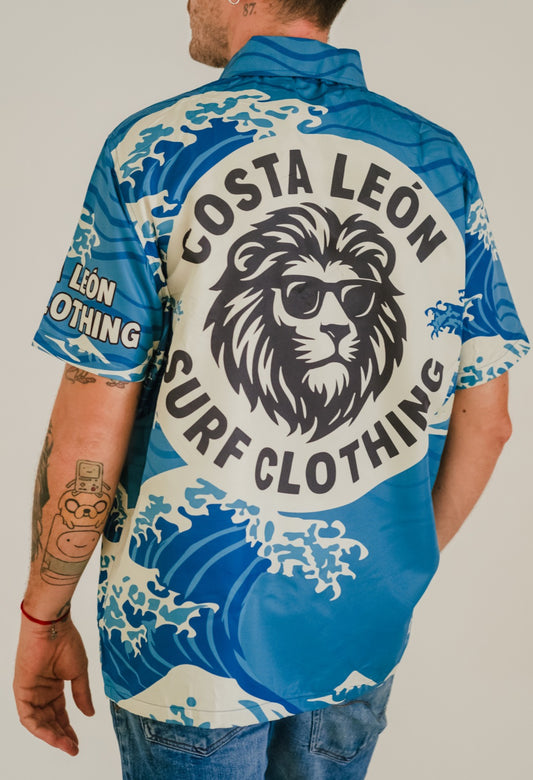 Camisa surfwear Costa León de manga corta, estilo playero moderno para hombres, moda surf inspirada en el océano Camisa Costa León estilo surf unisex, ligera y fresca, ideal para looks veraniegos y vida junto al mar Camisa de lino Costa León Surf Clothing, moda de playa sostenible con aire surfero y relajado. Camisa Costa León estilo casual surf, ropa surfwear para hombre inspirada en la costa y la libertad del mar Camisa Costa León con diseño minimalista, outfit surfwear veraniego perfecto para la playa