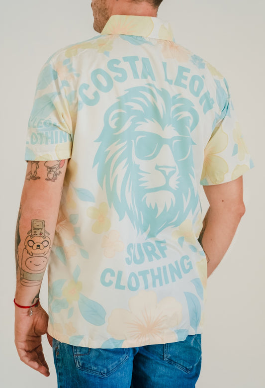 Camisa surfwear Costa León de manga corta, estilo playero moderno para hombres, moda surf inspirada en el océano Camisa Costa León estilo surf unisex, ligera y fresca, ideal para looks veraniegos y vida junto al mar Camisa de lino Costa León Surf Clothing, moda de playa sostenible con aire surfero y relajado. Camisa Costa León estilo casual surf, ropa surfwear para hombre inspirada en la costa y la libertad del mar Camisa Costa León con diseño minimalista, outfit surfwear veraniego perfecto para la playa