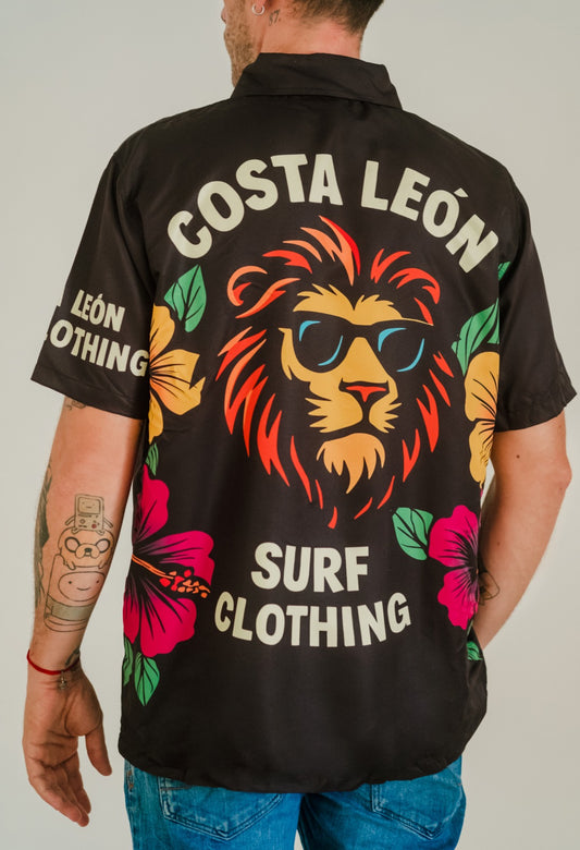 Camisa surfwear Costa León de manga corta, estilo playero moderno para hombres, moda surf inspirada en el océano Camisa Costa León estilo surf unisex, ligera y fresca, ideal para looks veraniegos y vida junto al mar Camisa de lino Costa León Surf Clothing, moda de playa sostenible con aire surfero y relajado. Camisa Costa León estilo casual surf, ropa surfwear para hombre inspirada en la costa y la libertad del mar Camisa Costa León con diseño minimalista, outfit surfwear veraniego perfecto para la playa