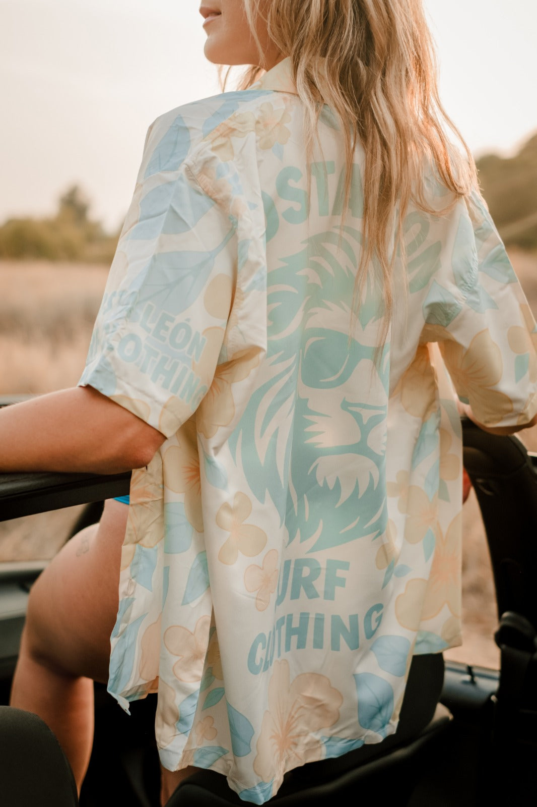 Camisa surfwear Costa León de manga corta, estilo playero moderno para hombres, moda surf inspirada en el océano Camisa Costa León estilo surf unisex, ligera y fresca, ideal para looks veraniegos y vida junto al mar Camisa de lino Costa León Surf Clothing, moda de playa sostenible con aire surfero y relajado. Camisa Costa León estilo casual surf, ropa surfwear para hombre inspirada en la costa y la libertad del mar Camisa Costa León con diseño minimalista, outfit surfwear veraniego perfecto para la playa