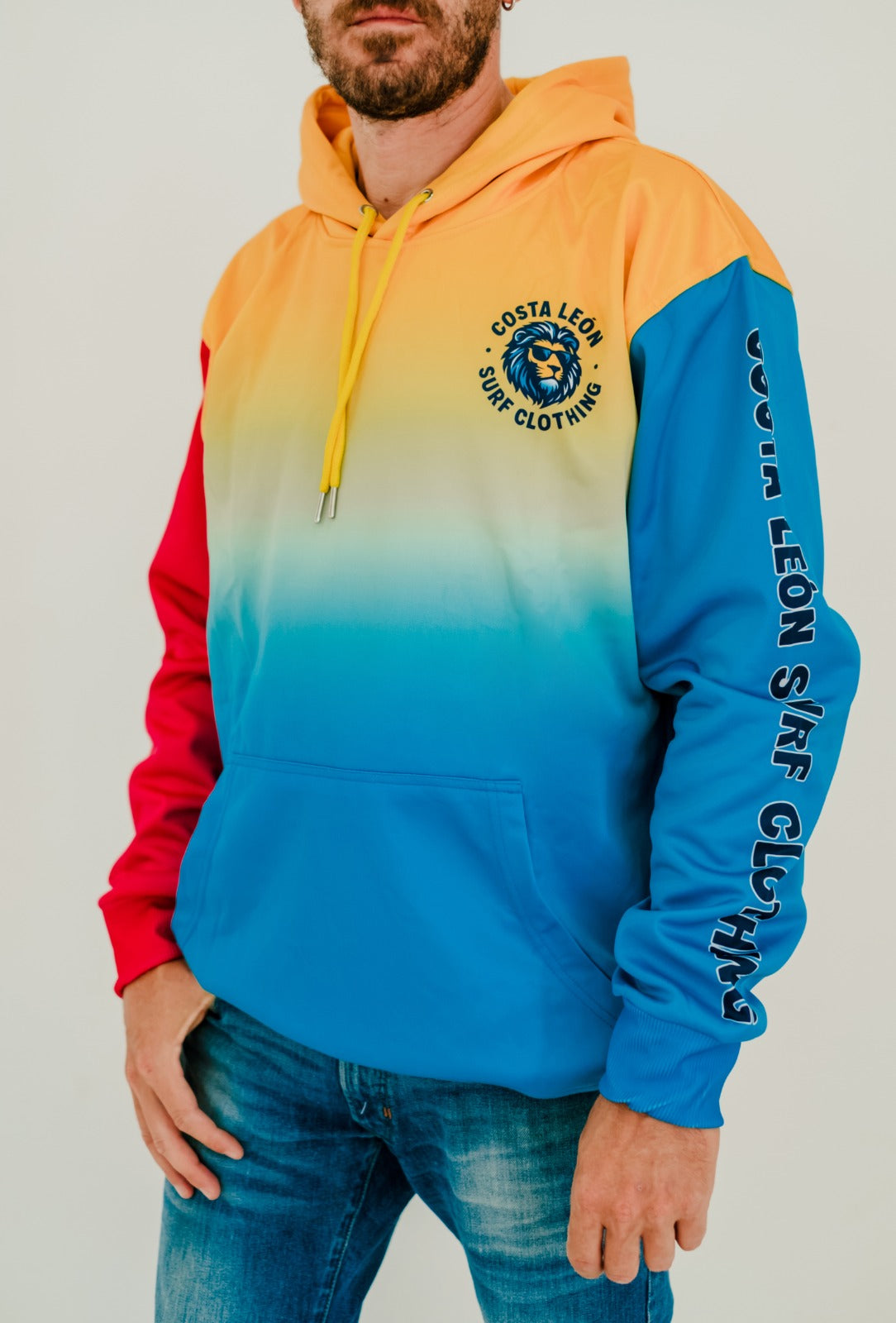 Sudadera con capucha en varios modelos de dibujo y colores. 
