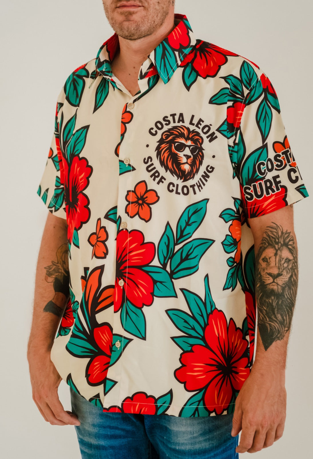 Camisa surfwear Costa León de manga corta, estilo playero moderno para hombres, moda surf inspirada en el océano Camisa Costa León estilo surf unisex, ligera y fresca, ideal para looks veraniegos y vida junto al mar Camisa de lino Costa León Surf Clothing, moda de playa sostenible con aire surfero y relajado. Camisa Costa León estilo casual surf, ropa surfwear para hombre inspirada en la costa y la libertad del mar Camisa Costa León con diseño minimalista, outfit surfwear veraniego perfecto para la playa