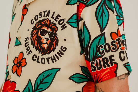 Camisa surfwear Costa León de manga corta, estilo playero moderno para hombres, moda surf inspirada en el océano Camisa Costa León estilo surf unisex, ligera y fresca, ideal para looks veraniegos y vida junto al mar Camisa de lino Costa León Surf Clothing, moda de playa sostenible con aire surfero y relajado. Camisa Costa León estilo casual surf, ropa surfwear para hombre inspirada en la costa y la libertad del mar Camisa Costa León con diseño minimalista, outfit surfwear veraniego perfecto para la playa