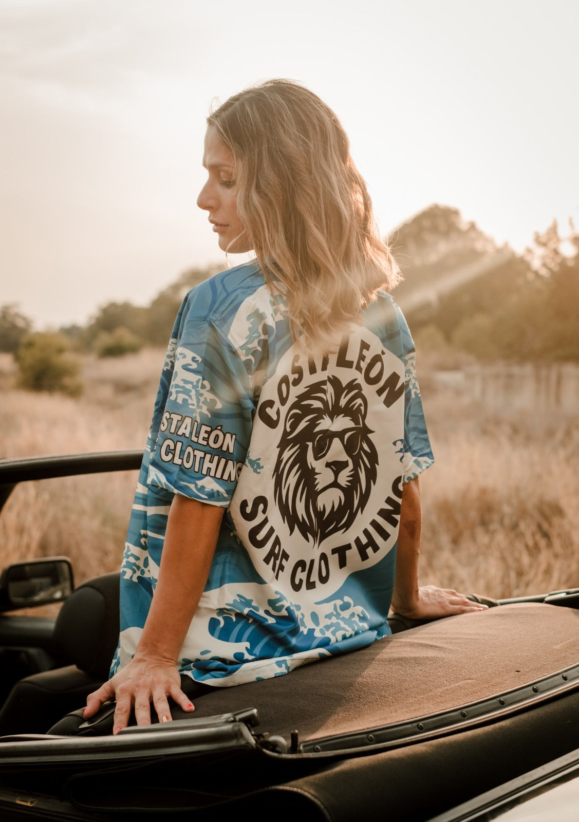 Camisa surfwear Costa León de manga corta, estilo playero moderno para hombres, moda surf inspirada en el océano Camisa Costa León estilo surf unisex, ligera y fresca, ideal para looks veraniegos y vida junto al mar Camisa de lino Costa León Surf Clothing, moda de playa sostenible con aire surfero y relajado. Camisa Costa León estilo casual surf, ropa surfwear para hombre inspirada en la costa y la libertad del mar Camisa Costa León con diseño minimalista, outfit surfwear veraniego perfecto para la playa