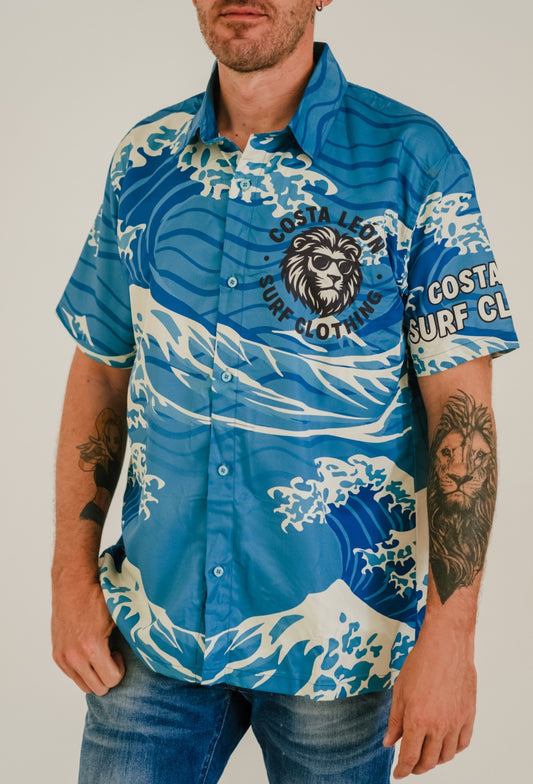 Camisa surfwear Costa León de manga corta, estilo playero moderno para hombres, moda surf inspirada en el océano Camisa Costa León estilo surf unisex, ligera y fresca, ideal para looks veraniegos y vida junto al mar Camisa de lino Costa León Surf Clothing, moda de playa sostenible con aire surfero y relajado. Camisa Costa León estilo casual surf, ropa surfwear para hombre inspirada en la costa y la libertad del mar Camisa Costa León con diseño minimalista, outfit surfwear veraniego perfecto para la playa