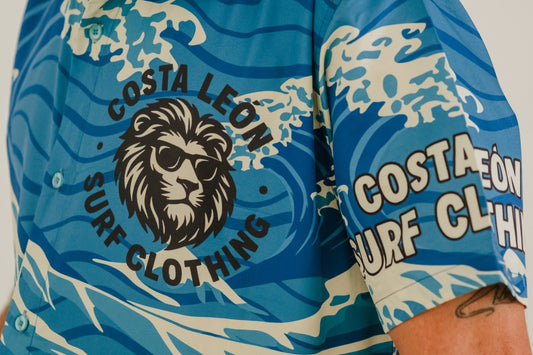 Camisa surfwear Costa León de manga corta, estilo playero moderno para hombres, moda surf inspirada en el océano Camisa Costa León estilo surf unisex, ligera y fresca, ideal para looks veraniegos y vida junto al mar Camisa de lino Costa León Surf Clothing, moda de playa sostenible con aire surfero y relajado. Camisa Costa León estilo casual surf, ropa surfwear para hombre inspirada en la costa y la libertad del mar Camisa Costa León con diseño minimalista, outfit surfwear veraniego perfecto para la playa