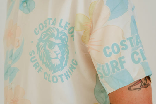 Camisa surfwear Costa León de manga corta, estilo playero moderno para hombres, moda surf inspirada en el océano Camisa Costa León estilo surf unisex, ligera y fresca, ideal para looks veraniegos y vida junto al mar Camisa de lino Costa León Surf Clothing, moda de playa sostenible con aire surfero y relajado. Camisa Costa León estilo casual surf, ropa surfwear para hombre inspirada en la costa y la libertad del mar Camisa Costa León con diseño minimalista, outfit surfwear veraniego perfecto para la playa