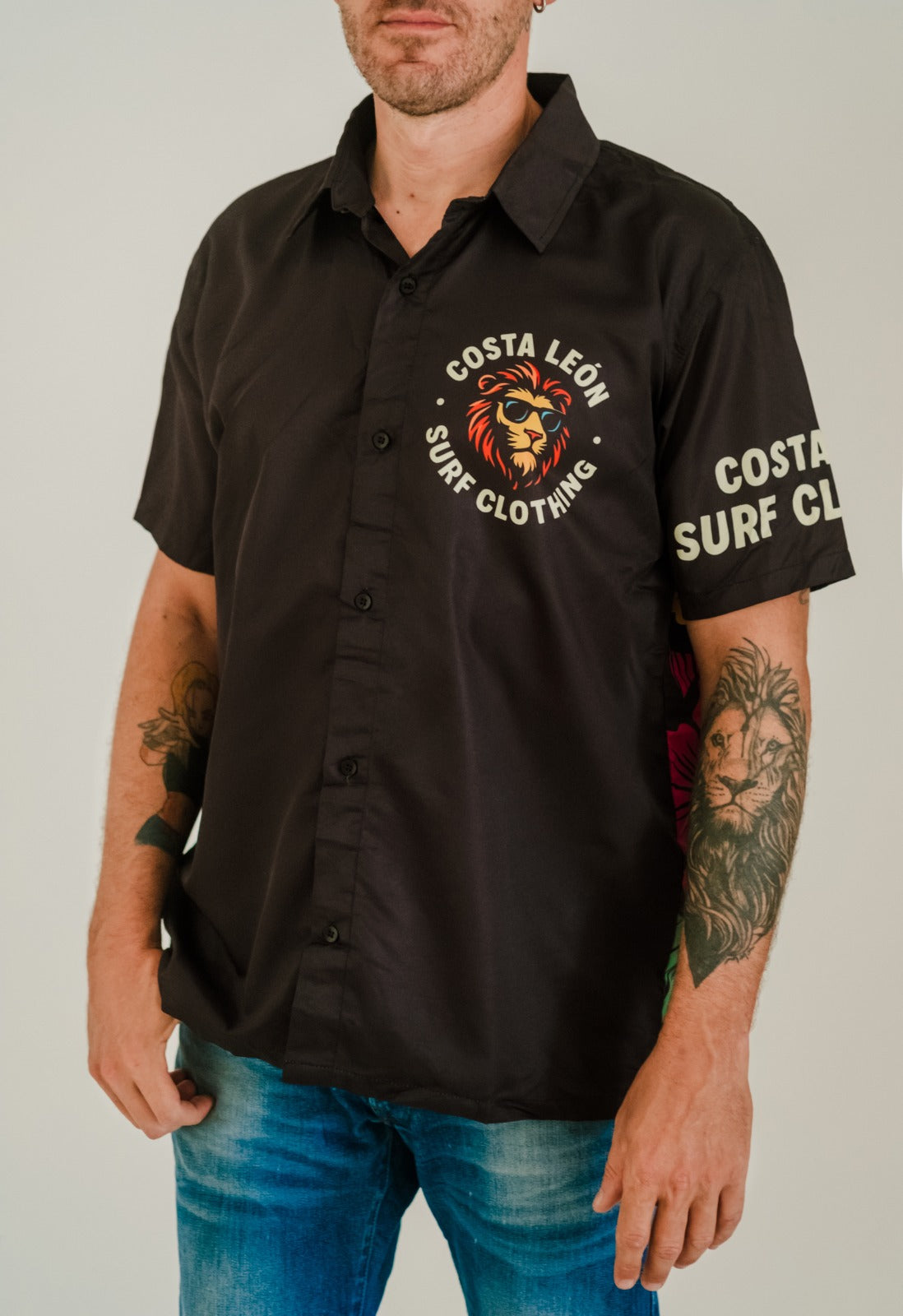 Camisa surfwear Costa León de manga corta, estilo playero moderno para hombres, moda surf inspirada en el océano Camisa Costa León estilo surf unisex, ligera y fresca, ideal para looks veraniegos y vida junto al mar Camisa de lino Costa León Surf Clothing, moda de playa sostenible con aire surfero y relajado. Camisa Costa León estilo casual surf, ropa surfwear para hombre inspirada en la costa y la libertad del mar Camisa Costa León con diseño minimalista, outfit surfwear veraniego perfecto para la playa