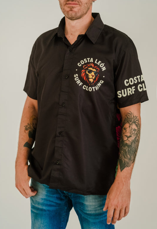 Camisa surfwear Costa León de manga corta, estilo playero moderno para hombres, moda surf inspirada en el océano Camisa Costa León estilo surf unisex, ligera y fresca, ideal para looks veraniegos y vida junto al mar Camisa de lino Costa León Surf Clothing, moda de playa sostenible con aire surfero y relajado. Camisa Costa León estilo casual surf, ropa surfwear para hombre inspirada en la costa y la libertad del mar Camisa Costa León con diseño minimalista, outfit surfwear veraniego perfecto para la playa