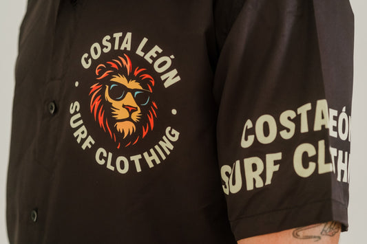 Camisa surfwear Costa León de manga corta, estilo playero moderno para hombres, moda surf inspirada en el océano Camisa Costa León estilo surf unisex, ligera y fresca, ideal para looks veraniegos y vida junto al mar Camisa de lino Costa León Surf Clothing, moda de playa sostenible con aire surfero y relajado. Camisa Costa León estilo casual surf, ropa surfwear para hombre inspirada en la costa y la libertad del mar Camisa Costa León con diseño minimalista, outfit surfwear veraniego perfecto para la playa